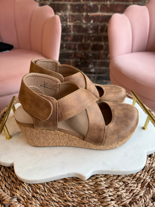 Corkys Case Closed wedges in tan